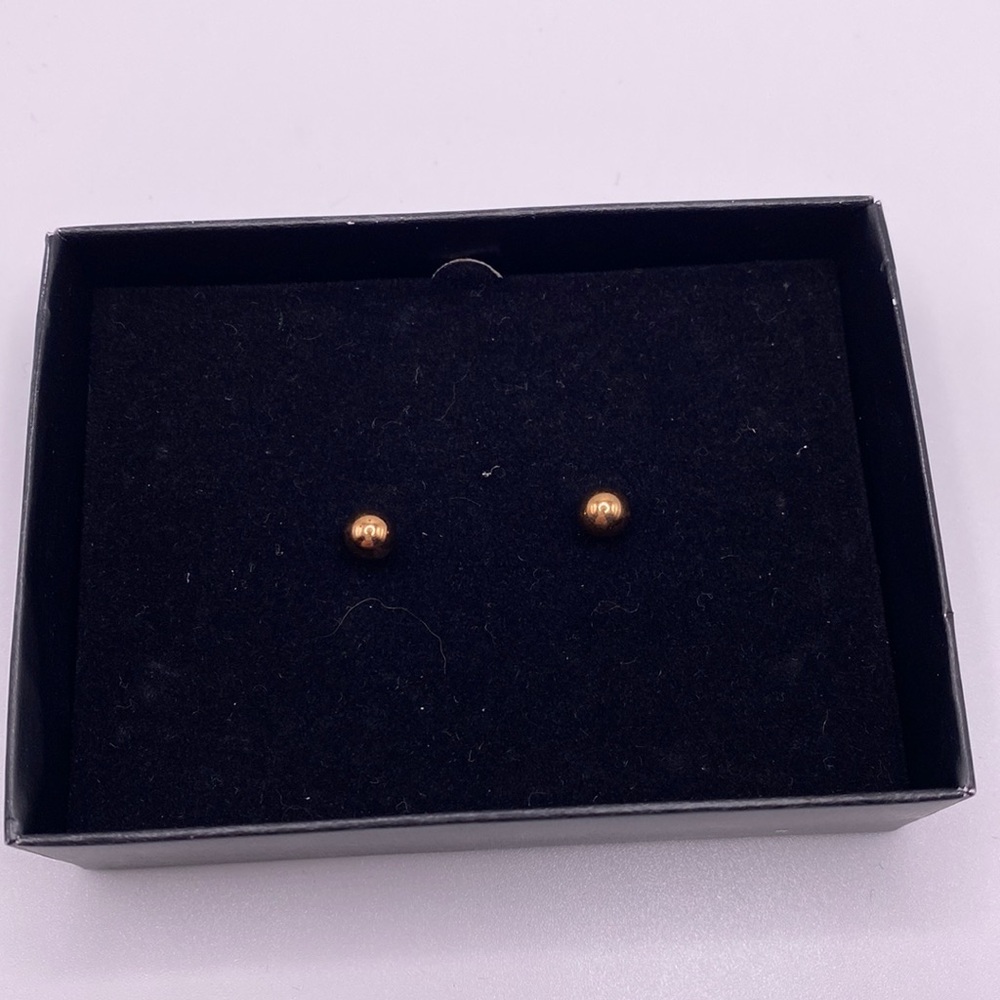 Gold round earrings.